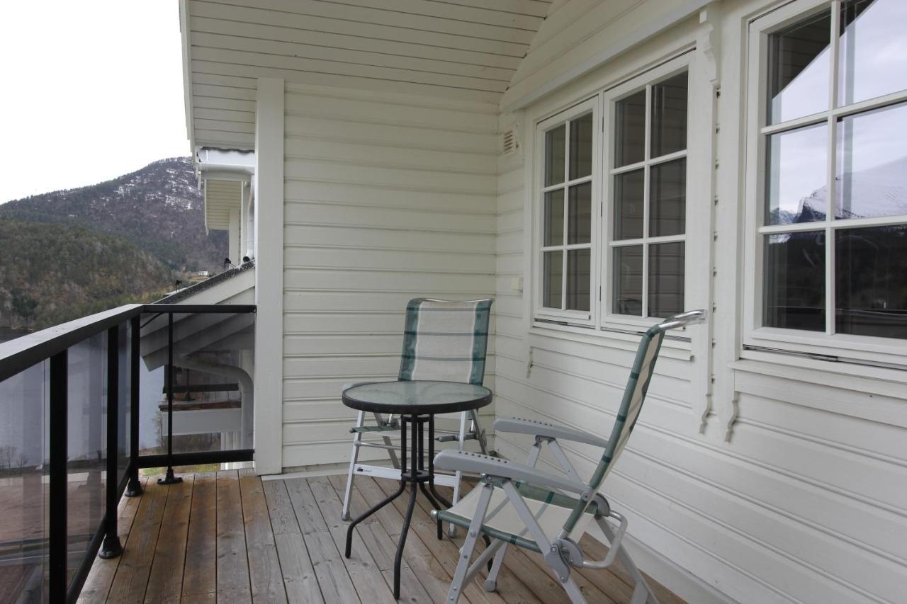 Gjerdset Turistsenter Villa Isfjorden Exterior photo